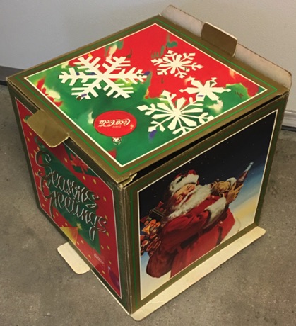 46114-1 € 10,00 coca cola karton doos 2x afbeelding kerstman 40x40x40 cm.jpeg